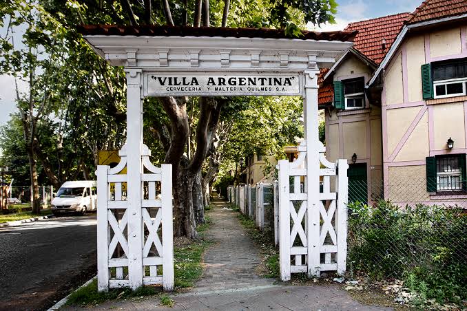 La entrada de Villa Argentina, el barrio construido para los trabajadores de la cervecería